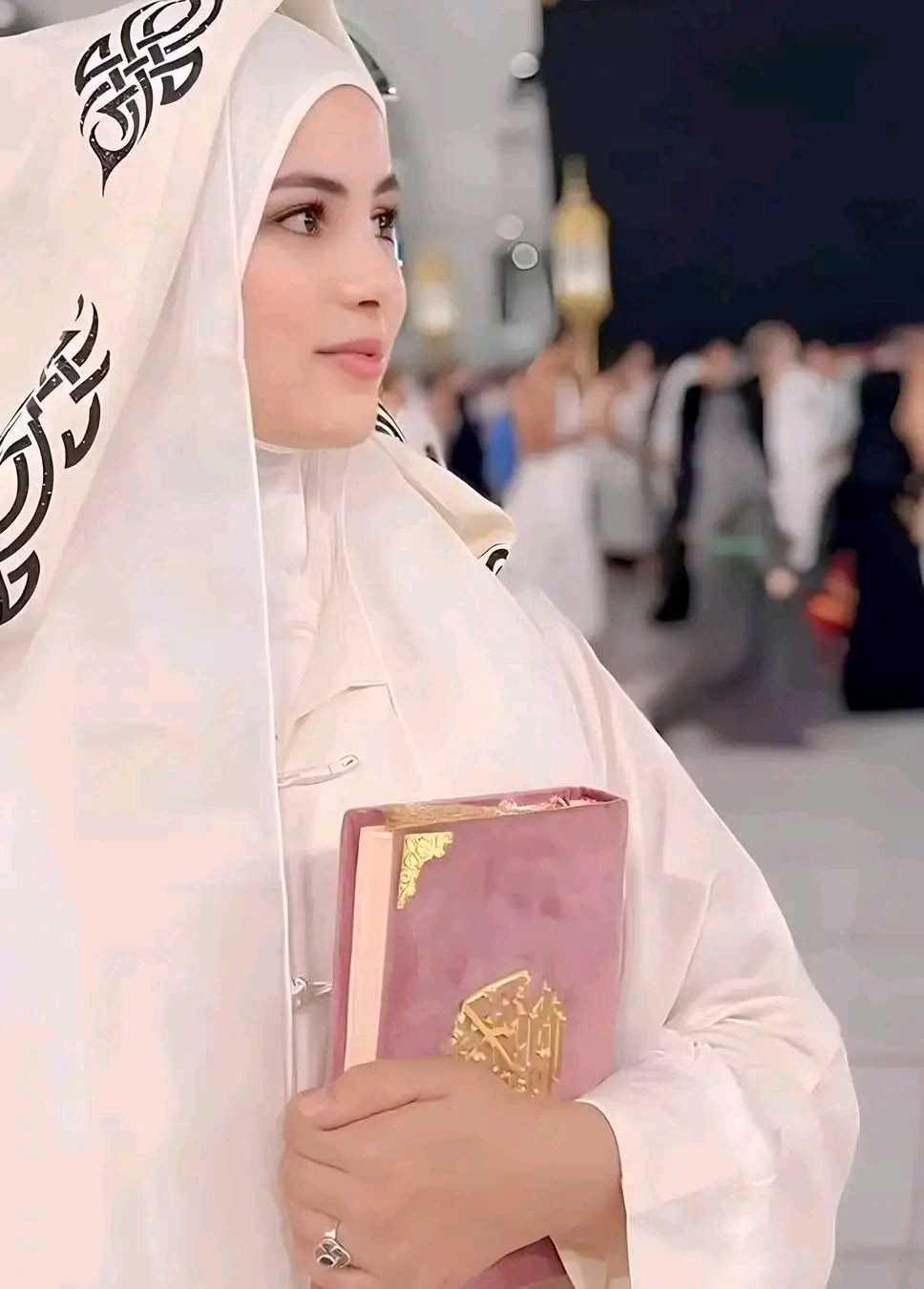 -اَلْأَبُكُمُ يَتَمَنَّى أَنْ يُرْتِّلَ كِتَابَ اللَّهِ، وَالْأَصَمُّ يَتَمَنَّى أَنْ يَسْمَعَهُ، وَالْأَعْمَى يَتَمَنَّى أَنْ يَرَاهُ، وَنَحْنُ أَهْلَكَتْنَا هَوَاتِفُنَا.
يارا
