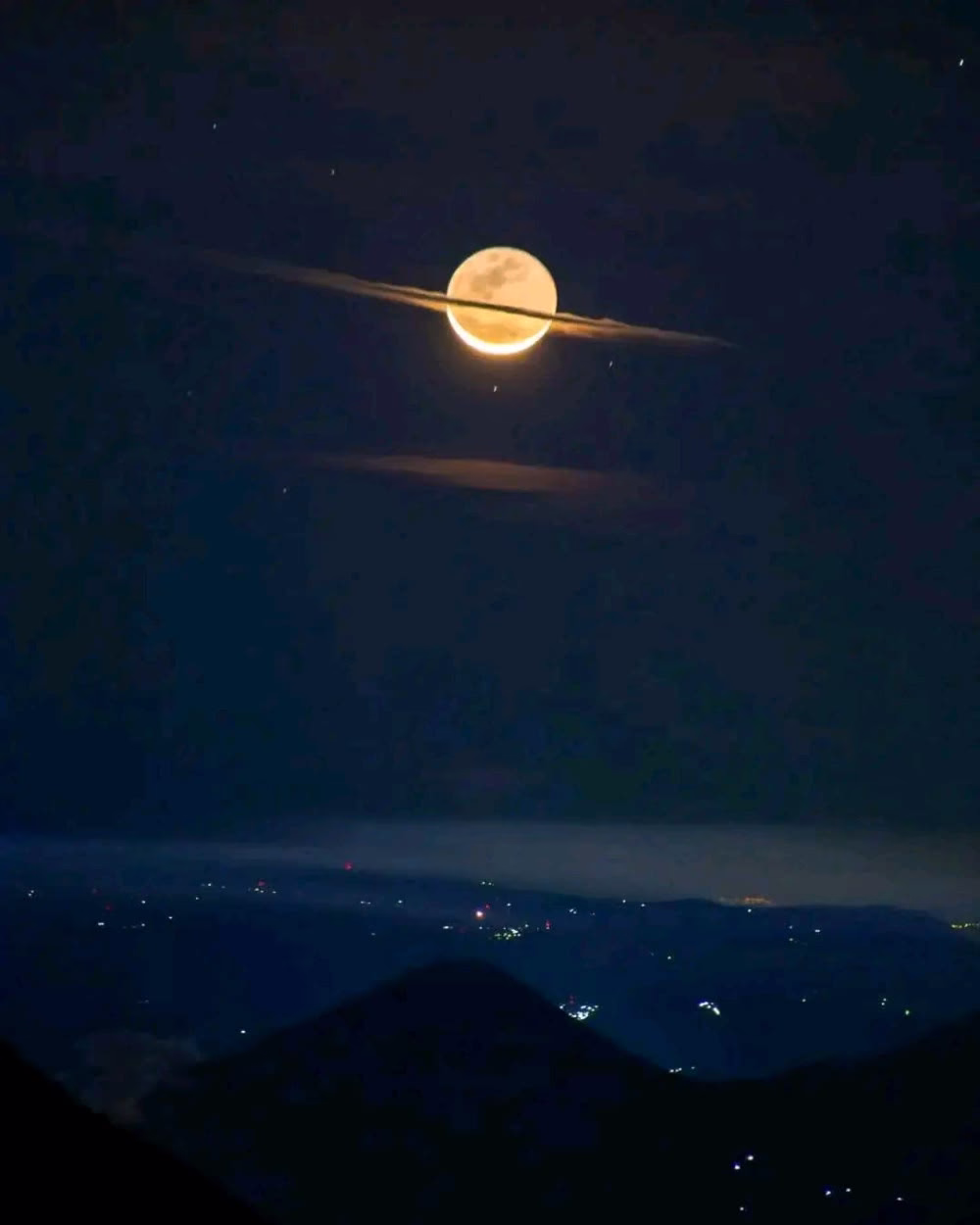 انا من الأشخاص المُغرمين بضوء القمر...🖤🌒
"ⁱ ᵃᵐ ˢᵘᶜʰ ᵃ "ˡᵒᵒᵏ ᵃᵗ ᵗʰᵉ ᵐᵒᵒⁿ" ᵖᵉʳˢᵒⁿ"