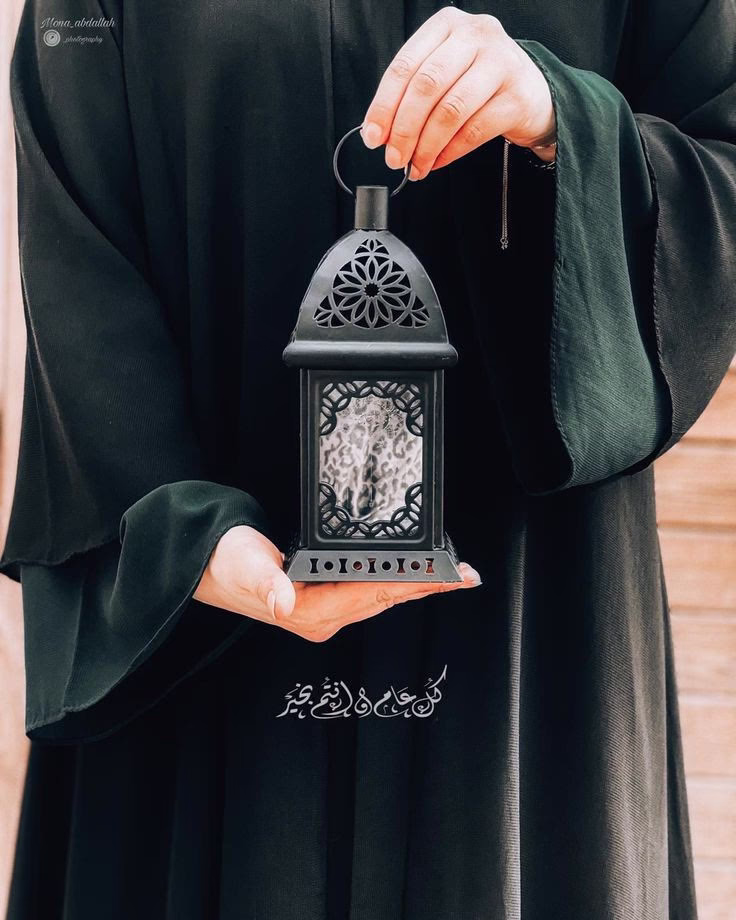إنها الجمعة يا ربّ.. أحب الأيام إليك.. فاللهم ببركة الصلاة على حبيبك مُحمد نسألك أن تفرّج همومنا، وتُذهِب الحزن عن قلوبنا، وتُنزل علينا من السعادة والبشائر ما يفوق أمنياتنا، وتُجيب الخير من دعواتنا، وأن يُدرِكنا لُطفك، ويشملنا عفوك، وتحاوطنا ببركتك.. اليوم وكل يوم.. يا ربّ ❤️