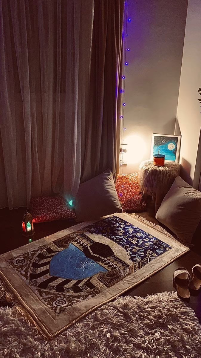ليله القدر خير من الف شهر.
بلغنا ليلة القدر مجُبورين مُطمئنين يا الله♥️.

‏"إنها العشر الأواخر .. وقلبي بَين يديكَ يا اللّه، فلا تردهُ الا مجبورًا."♥️✨️