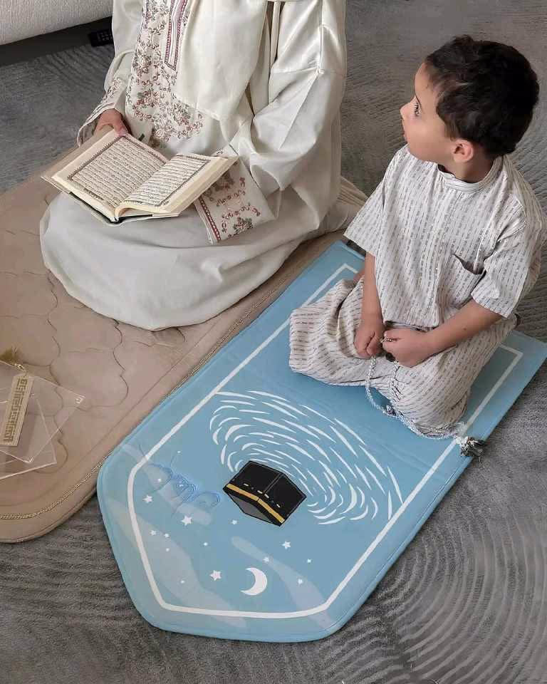 لحظة ادراك اول عيد ام وانا اللي بقيت ست الحبايب و لاول مرة ام 🥺❤️
اللحظة اللي اكتشفت فيها نسخة جديده من نفسي تماما نسخة حنونة وقوية واكتر هدوءا
نسخة اكتشفت فيها مدي قدرتي علي العطاء من غير مقابل
الرحلة اللي بتعلمني كل يوم مفاهيم جديدة زي المسئولية واختبار الصبر مهما كان التعب وإزاي اكون حليمة ورحيمة
نسخة خليتني أشوف نفسي بعيون طفل شايفني كل دنيته وأمانه ❤️
حقيقي رحلة عظيمة وصعبة لكن أجرها اعظم
كل سنة وكل الامهات بخير وكل سنة والجنة تحت اقدامنا ❤️