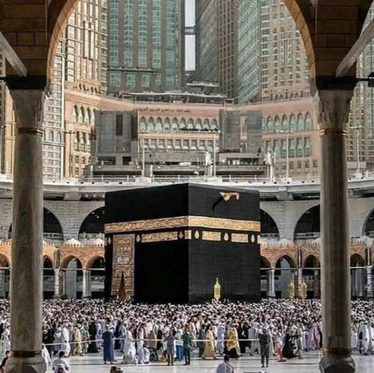 ‏اشتقتُ أن ألقى بهاءَكِ مرّةً
يا كعبةً فيها البكاءُ دواءُ🤍🕋