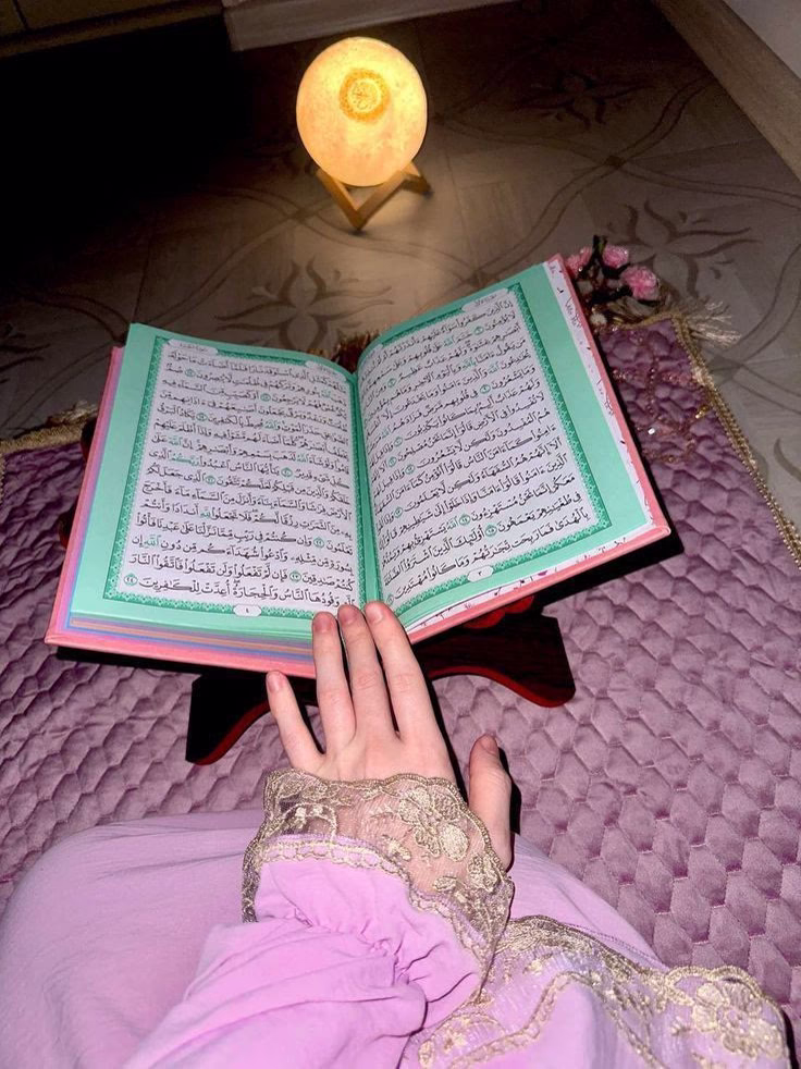 "اللهم إني أسألك خيرها، وخير ما فيها، وخير ما أُرسلت به، وأعوذ بك من شرها، وشر ما فيها، وشر ما أُرسلت به."