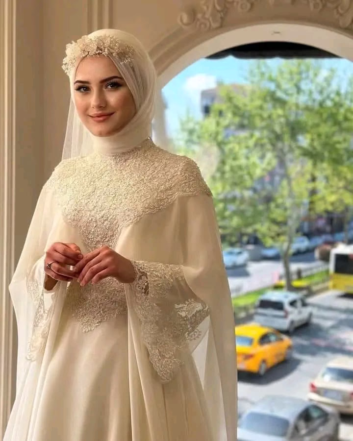 ‏"بالرغم من الحب الكثيف الذي أحمله في روحي تجاه الأشياء، إلا أنني في النهاية لا أهاب خسارة أي شيء، لأنني أفهم جيدًا أنني لا أفلت شيئًا من يدي قبل أن أهدر في سبيله قلقي وكامل شعوري وحشد غزير من محاولات الحفاظ، لذا فإن كل ما يتسرب مني، لا يملك مهارة العودة أو إسترجاع شغفي الأول به."♥