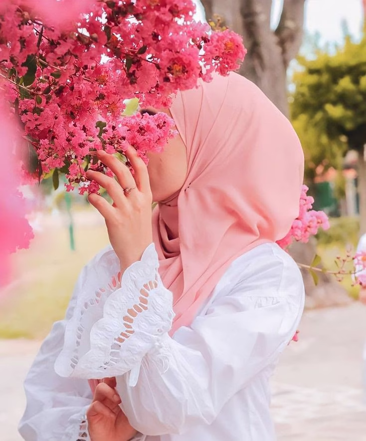 احمدوا الله إن بقيت فيكم دمعة.. ورحمة ..
وقلوب لا تزال تفرح لغيرها وتدعو لها ..
واحمدوه أكثر على القلوب القليلة التي تصفو لكم .. تحفظ غيبتكم.. وتذكركم في دعائها الخفي.. 
فمثل هذه النعم لا تُقاس بعدد  بل بصدقها وثباتها وندرتها في زمنٍ شحيحٍ بالوفاء ...🩵🩵🩵