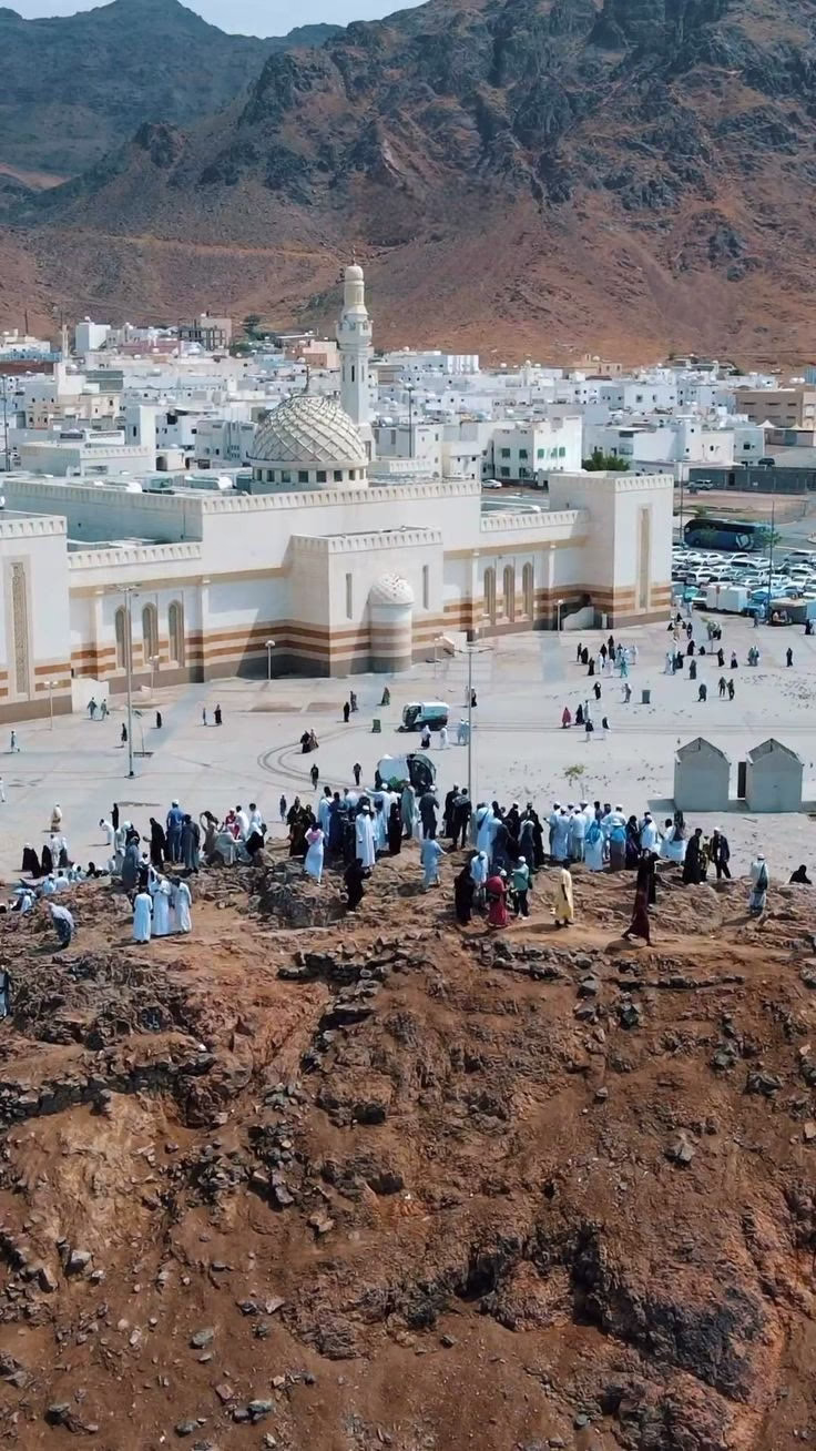 اللهُـم في يوم عرفة امنحنا فيه من رحمتك وفضلك ما تسعد به قلوبنا وتشرح به صدورنا وتغفر به ذنوبنا وارزقنا نعيمًا لا ينفد وقرّة عينٍ لا تنقطع،واجعلنا من عتقائك من النار،وثبت قلوبنا على دينك.