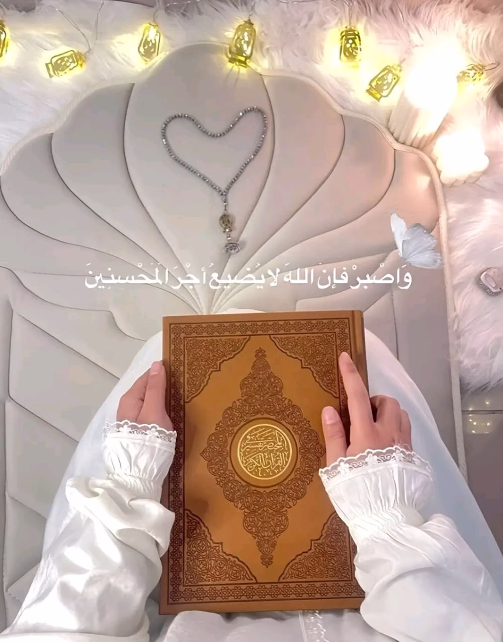 مَا سَلَبَك اللَّهُ شَيْئًا، إلَّا وَقَدْ عَلِمَ شَرِّهُ، وَجَهِلَتْهُ أَنْتَ."📿🤍
ڤٰ۫۬رٰاࠗشٰ۫۬ـﻬﮧ 🦋💜
غيمة ☁️