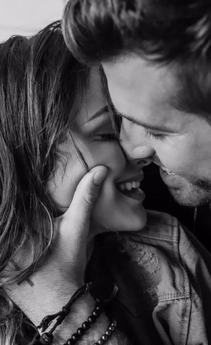 ‏خُلقَت ذِراعي مِن أجل
 أحتضانِ إعْوجَاج خصركِ