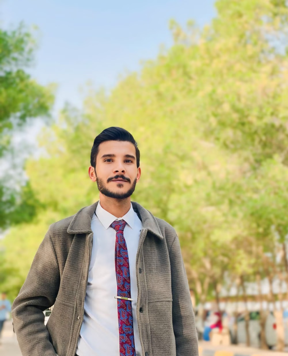 و حينَ يَسيلُ زُجاجُ الشُّباكِ
أذوقُ ملامِحَكُم

- مظفّر النوّاب