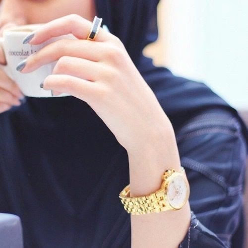 الود بالود والصد بالصد ، وقلوبنا عزيزة لا تسير في طريق الذل .. من إستغنى فنحن عنه أغنى ، ومن بقى فنحن له أبقى ، ومن كان لنا سكنا كنا له وطنا ، نحن لا نطرق الأبواب التي أغلقت في وجوهنا ، ولا نطلب من إستدار أن يلتفت لنا ... 
نحن بسطاء نؤمن بالعفوية والنقاء ، ولكننا أعزاء في نفوسنا مدركين لمكانتنا ، ومن إستدار فلا عودة له ولا سلاما ،  نحن لا نفرض وجودنا على أحد ، لا ننقص بغياب أحد ، ولا نزيد بوجود أحد ، ننسى من نسى ، ونسعد بمن بقى ...!! ❤️